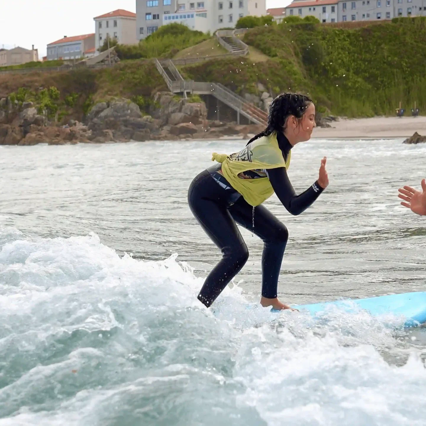 Escuela-surf-caion Alumnos aprendiendo surf en la playa de Caión en la escuela Base Surf Camp